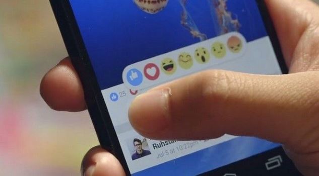 Tο Facebook πρόσθεσε δίπλα από το Like αντιδράσεις emoji